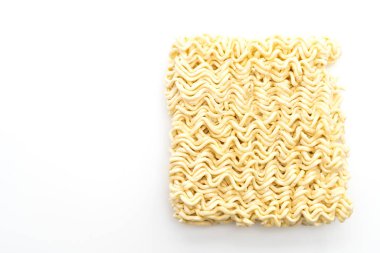 Beyaz arka plan üzerinde izole kurutulmuş Kore anlık erişte