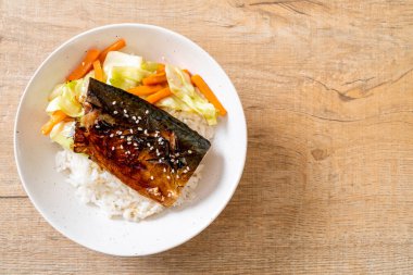 saba balık tepesinde tabağı - Japon tarzı üzerinde teriyaki soslu ızgara