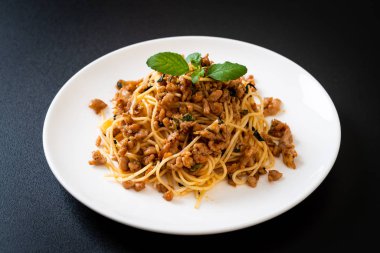 kıyılmış domuz eti ve fesleğen ile tavada kızartılmış acılı spagetti