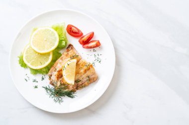 Izgara balık bifteği.