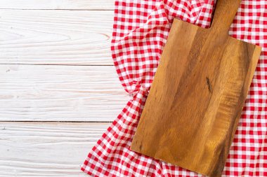 ahşap arka plan üzerinde mutfak bezle ahşap tahta boş kesme