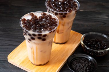 Ahşap arka plan üzerinde kabarcık ile Tayvan süt çay