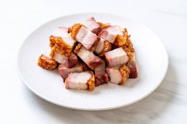 Kıtır kıtır domuz eti mi yoksa kızarmış domuz eti mi?