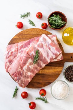 Taze Çiğ domuz kaburga malzemelerle