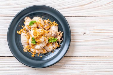 Kızarmış kalamar ya da tabakta sarımsak olan ahtapot.