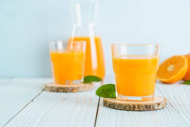 Ahşap arka plan - sağlıklı içecek üzerinde taze portakal suyu