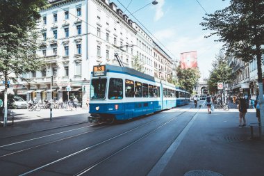 Zürih, İsviçre - 23 Ağustos 2018: Zürih Şehri, İsviçre kaldırımlarda insanlar yürüyüş yaparken bir tramvay merkezi Bahnhofstrasse sürücüler.