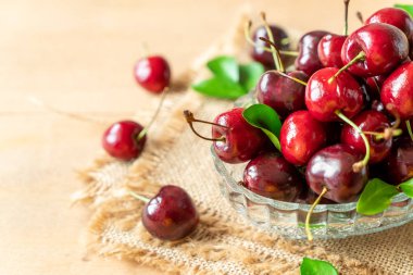 Ahşap arka planda taze kirazlar