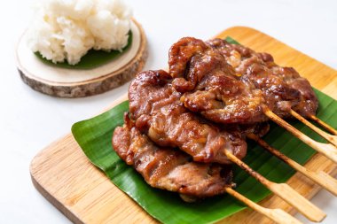 Beyaz pilavlı ızgara süt domuzu. Tayland sokak yemeği tarzı.