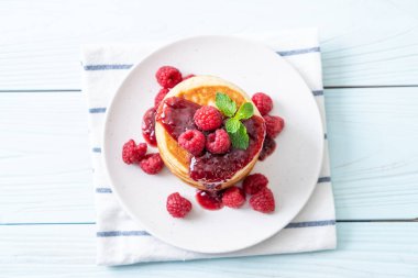 Taze ahududu ve frambuaz sos ile gözleme