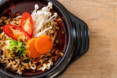 siyah kase - Kore yemeği stili Korece anlık erişte