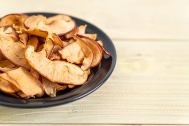 Ahşap arka planda kesilmiş ev yapımı organik elma.