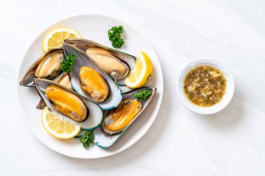 deniz ürünleri midye maydanoz ve limon ile