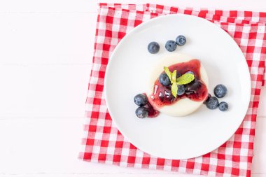 yoğurt puding taze yaban mersini - sağlıklı yemek ve tatlı ile