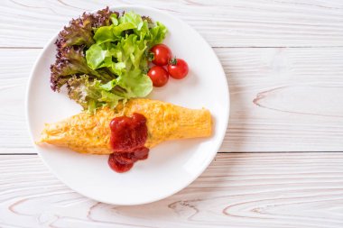 Bir omlet sarma sebzeli aromalı kızarmış pirinç