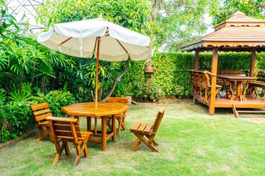 boş ahşap açık veranda masa ve sandalye dekorasyon ev bahçe