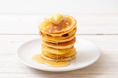 tereyağı ve bal ile krep yığını