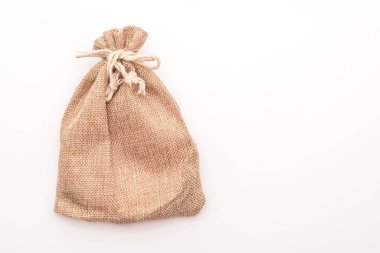 Beyaz arka plan üzerinde izole çuval kumaş çanta