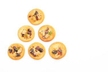 kraker bisküvi ile beyaz arka plan üzerinde izole Kuruyemiş