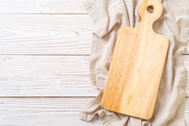 ahşap arka plan üzerinde mutfak bezle ahşap tahta boş kesme