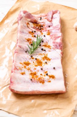 Taze Çiğ domuz kaburga malzemelerle kavurma için hazır