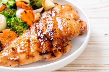 çukurunu tavuk göğsü biftek sebze (brokoli, havuç, soğan ile)