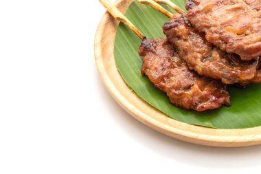 Beyaz arka planda beyaz yapışkan pirinç ile ızgara süt domuzu.