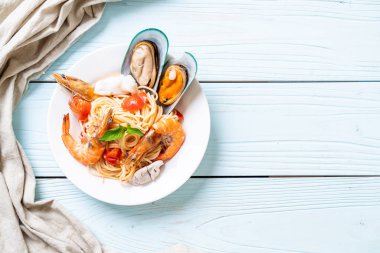 Deniz ürünleri makarna makarna midye, karides, Squis, midye ve domates - İtalyan yemeği tarzı ile