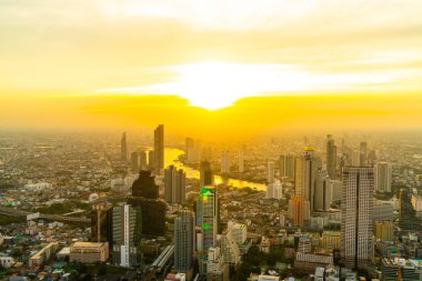 Bangkok cityscape ile bina ve günbatımı gökyüzü ile Tayland architecturein güzel dış