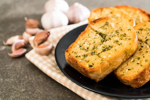 toast garlic bread on plate