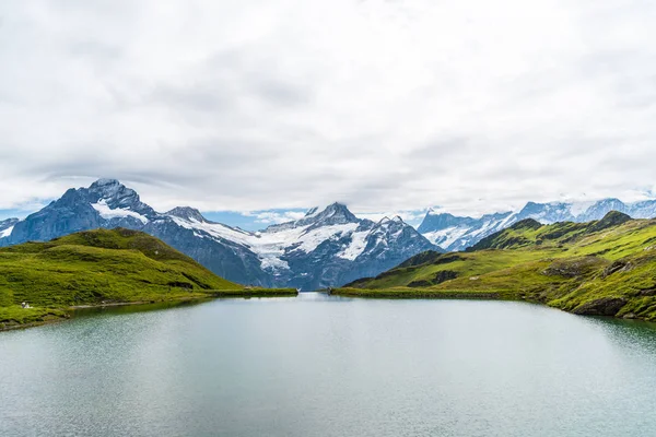 Bachalpsee 湖与多云 Schreckhorn Wetterhorn 在格林德沃在瑞士 — 图库照片