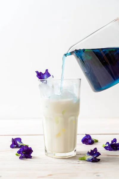 Succo Pisello Farfalla Con Latte Bevanda Sana — Foto Stock