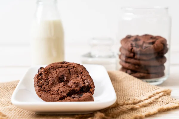 Galletas Chocolate Con Chispas Chocolate Sobre Fondo Madera — Foto de Stock