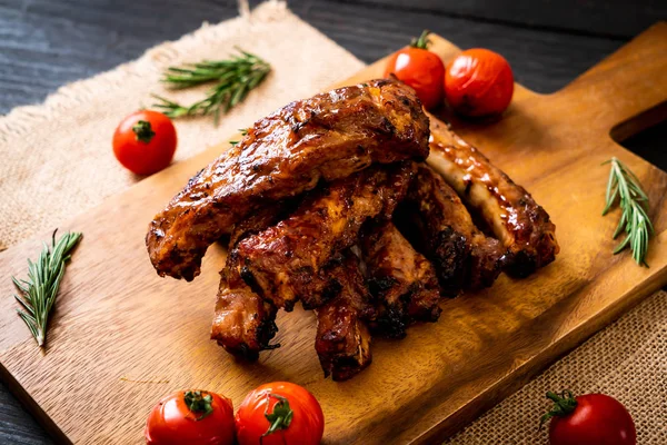 Iga Panggang Panggang Daging Babi Dengan Rosemary Dan Tomat — Stok Foto