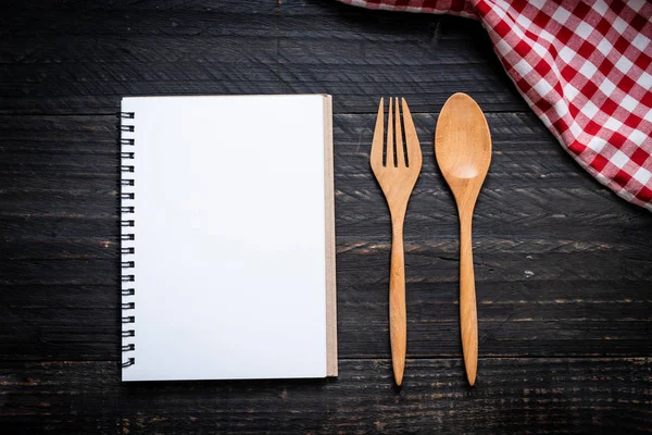 Cuaderno Blanco Para Nota Texto Superficie Madera Cuchara Madera Tenedor — Foto de Stock