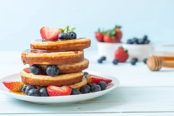 Souffleurpfannkuchen Mit Frischen Blaubeeren Frischen Erdbeeren Und Honig — Stockfoto