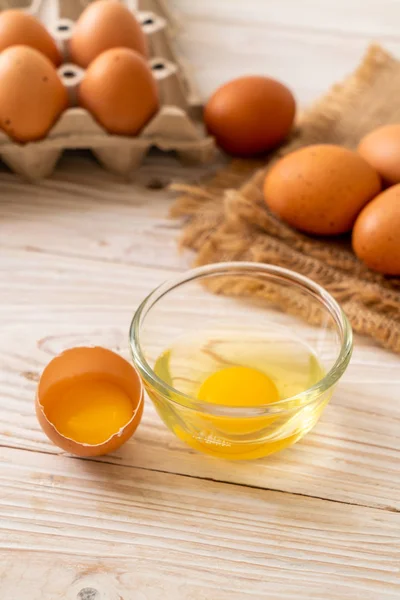 Bruine Eieren Houten Tafel Met Een Gebroken Dooier — Stockfoto