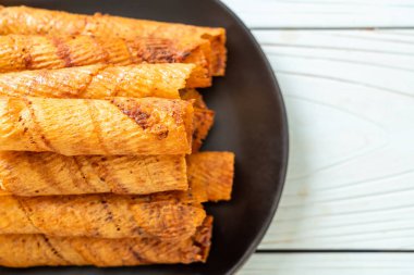 Çıtır çıtır kurutulmuş kalamar ruloları tabakta.