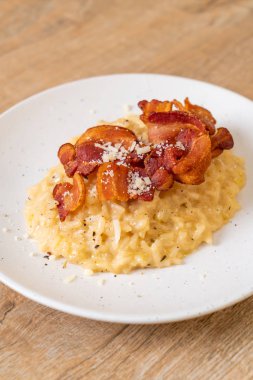 Çıtır pastırmalı ve peynirli risotto.