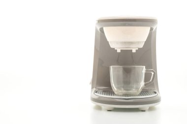 Kahve makinesi beyaz arkaplanda izole edilmiş.