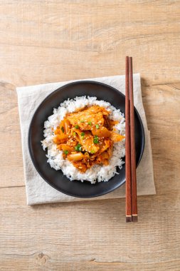 Pirinçli kimchi ve domuz kızartması. Kore usulü.