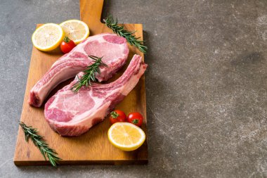 taze domuz pirzolası ham madde ile