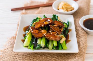 Sarımsaklı istiridye soslu kızarmış Hong Kong Kale heyecan