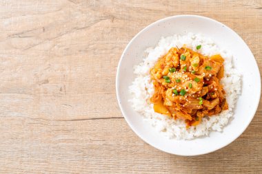 Pirinçli kimchi ve domuz kızartması. Kore usulü.