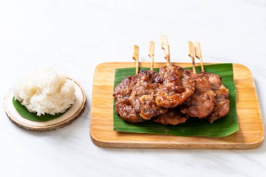 Beyaz pilavlı ızgara süt domuzu. Tayland sokak yemeği tarzı.