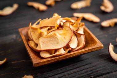 Ahşap arka planda kesilmiş ev yapımı organik elma.