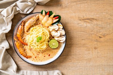 Baharatlı karides spagetti makarna (Tom Yum Goong) - İtalyan Füzyon gıda tarzı