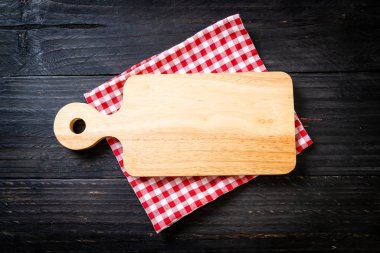 ahşap arka plan üzerinde mutfak bezle ahşap tahta boş kesme