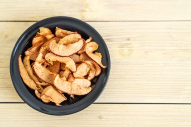 Ahşap arka planda kesilmiş ev yapımı organik elma.