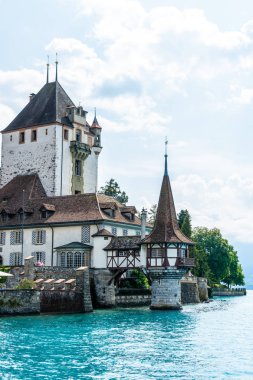 Thun Gölü arka planda İsviçre ile Oberhofen kalesinde güzel mimari